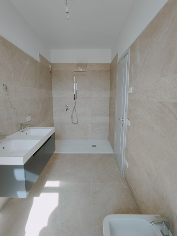 Prato della Valle piano nobile completamente ristrutturato con finiture di pregio composto da: in...