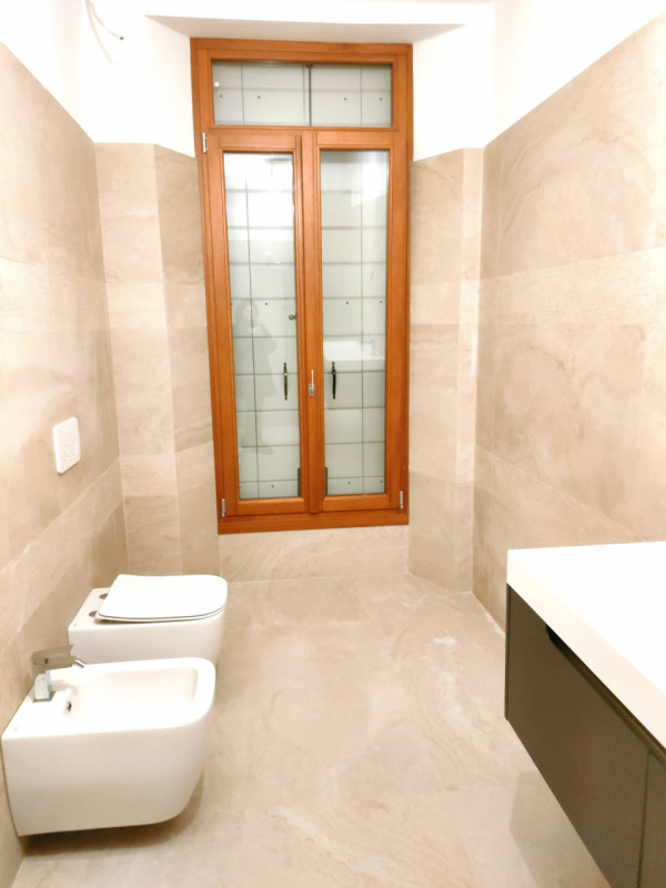 Prato della Valle piano nobile completamente ristrutturato con finiture di pregio composto da: in...