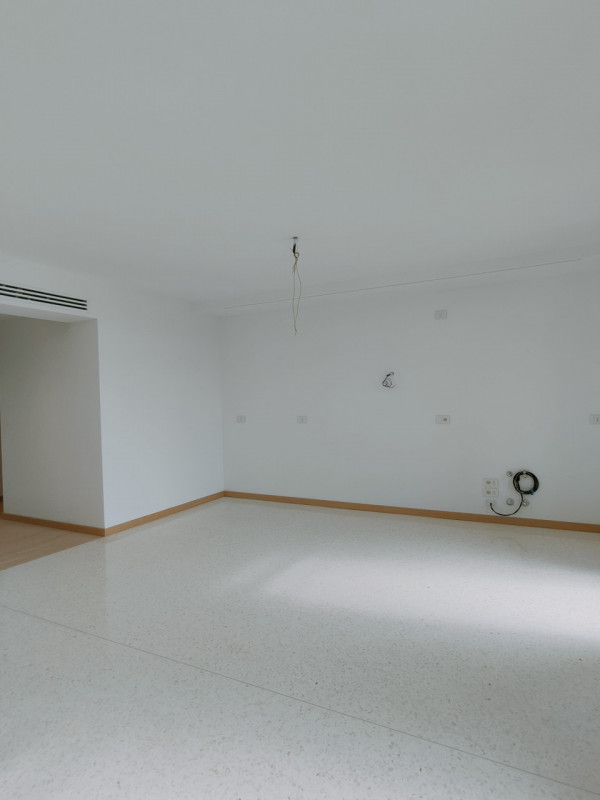 Prato della Valle piano nobile completamente ristrutturato con finiture di pregio composto da: in...