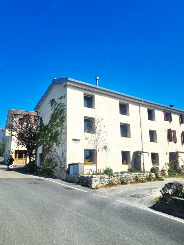 Ci troviamo Crespano del Grappa lungo la via che porta al Santuario Madonna del Covolo. 
Si tratt...