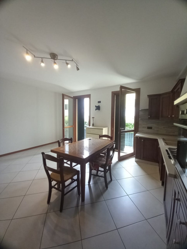 Scopri un'opportunità unica nel cuore di Fossò! Proponiamo in affitto un incantevole appartamento...