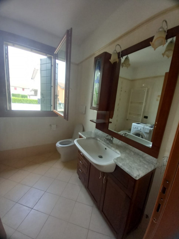 Scopri un'opportunità unica nel cuore di Fossò! Proponiamo in affitto un incantevole appartamento...