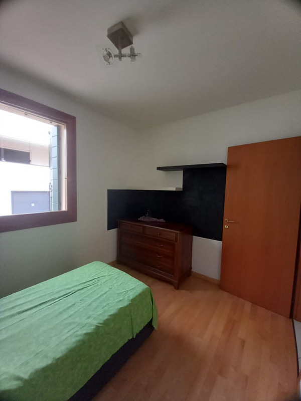 Scopri un'opportunità unica nel cuore di Fossò! Proponiamo in affitto un incantevole appartamento...