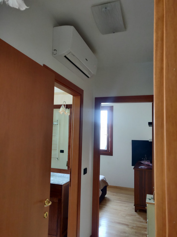 Scopri un'opportunità unica nel cuore di Fossò! Proponiamo in affitto un incantevole appartamento...