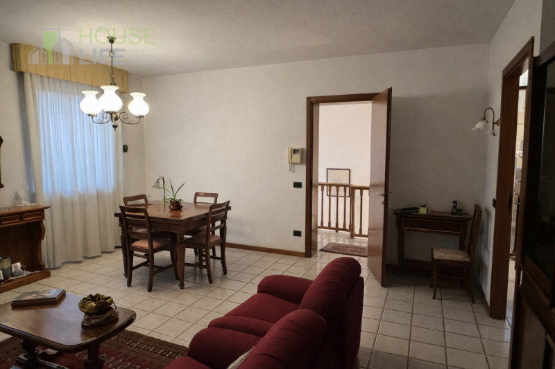 CARRE' - Loc. Pra Secco: all'interno di un residence in zona residenziale tranquilla e ricercata,...