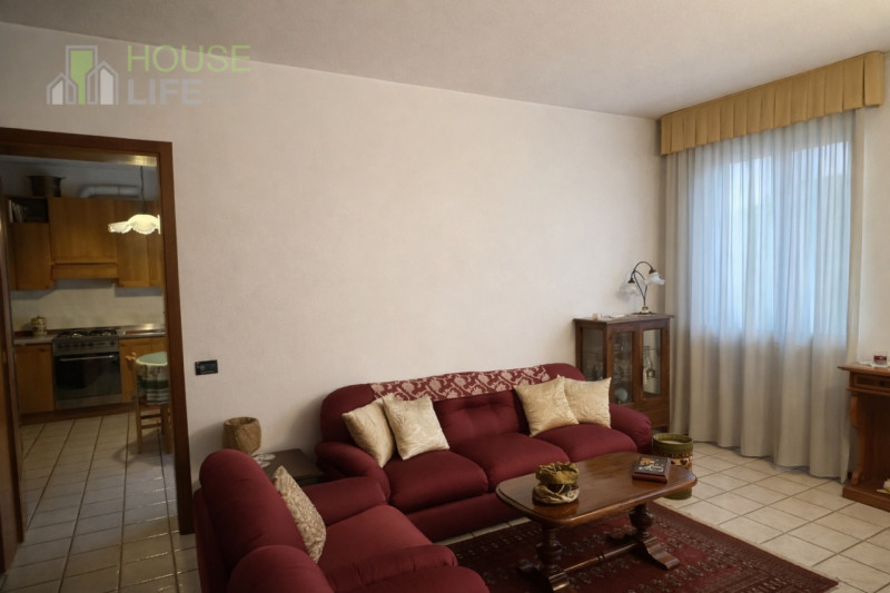 CARRE' - Loc. Pra Secco: all'interno di un residence in zona residenziale tranquilla e ricercata,...