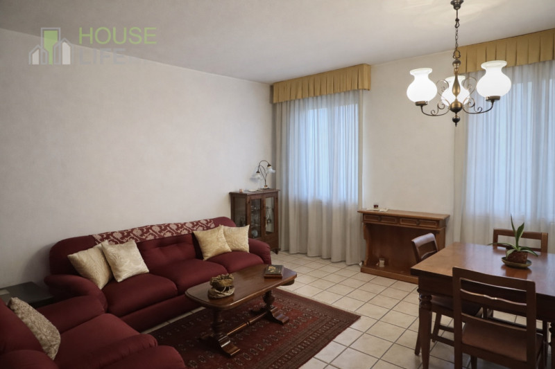 CARRE' - Loc. Pra Secco: all'interno di un residence in zona residenziale tranquilla e ricercata,...