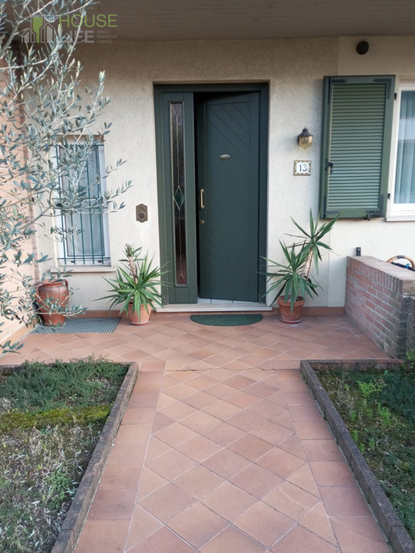 CARRE' - Loc. Pra Secco: all'interno di un residence in zona residenziale tranquilla e ricercata,...