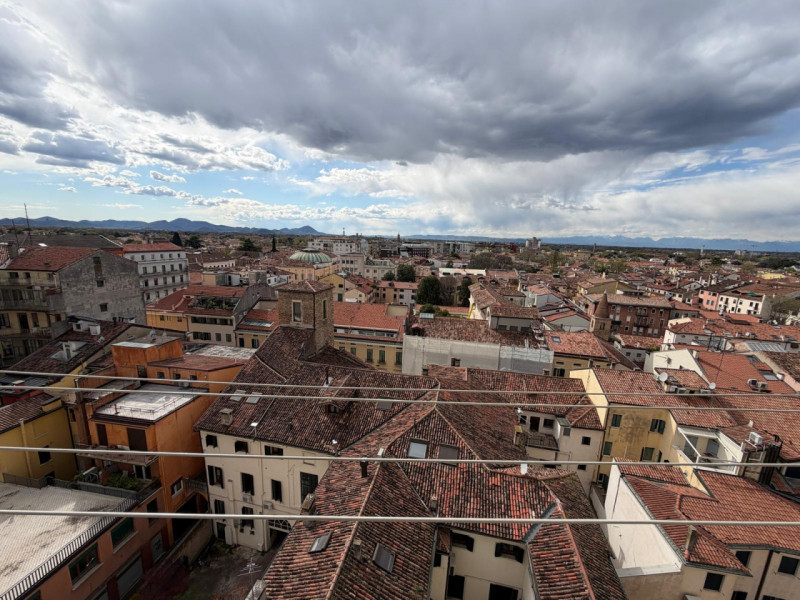 Rif. PDINS9

per info Marilena m. 3277153302

Nel cuore di Padova, proponiamo in vendita un ampio...