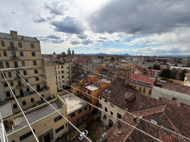 Rif. PDINS9

per info Marilena m. 3277153302

Nel cuore di Padova, proponiamo in vendita un ampio...