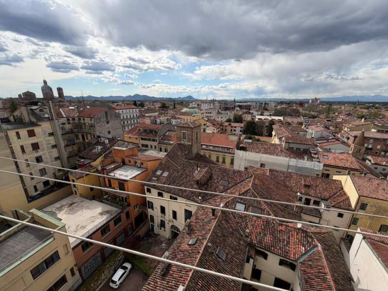 Rif. PDINS9

per info Marilena m. 3277153302

Nel cuore di Padova, proponiamo in vendita un ampio...
