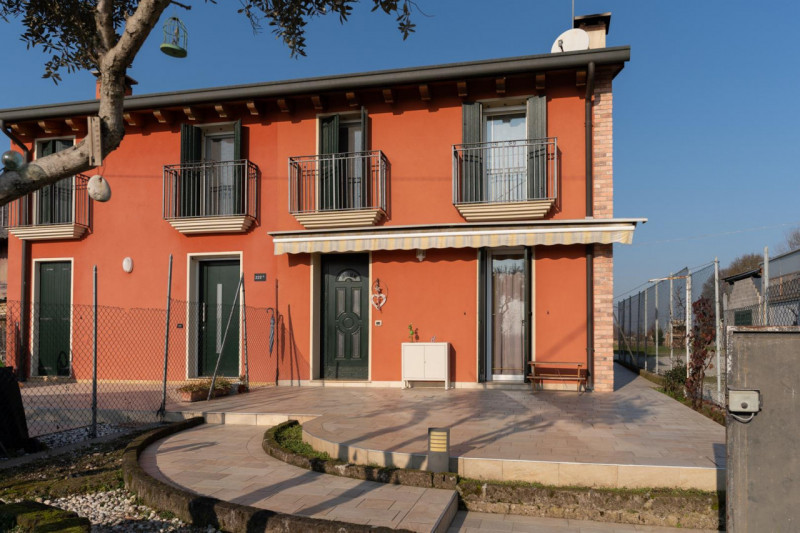 Bifamiliare su due piani di 70 mq ciascuno, zona Cogno di San Giorgio in Bosco, ideale per chi de...