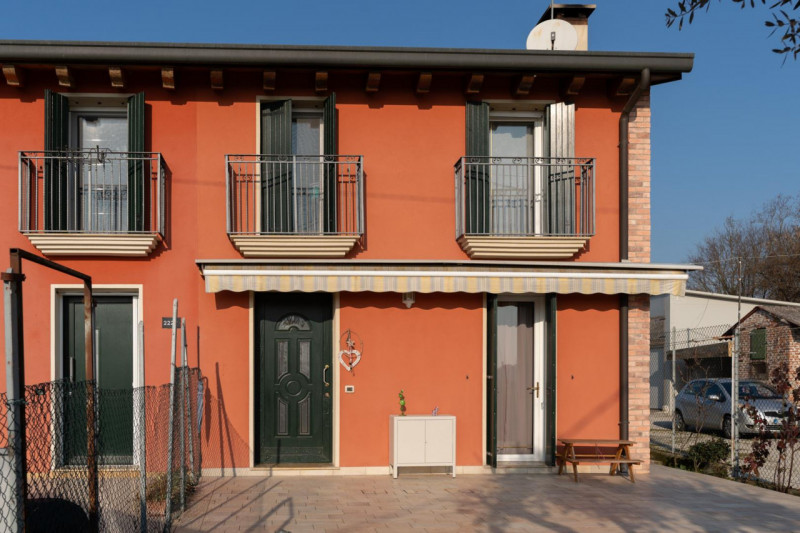 Bifamiliare su due piani di 70 mq ciascuno, zona Cogno di San Giorgio in Bosco, ideale per chi de...