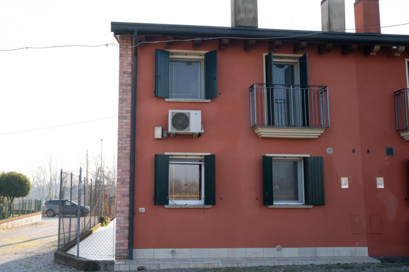 Bifamiliare su due piani di 70 mq ciascuno, zona Cogno di San Giorgio in Bosco, ideale per chi de...