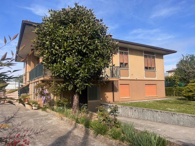 L'agenzia Iris è lieta di presentare una splendida casa singola in vendita, situata nella tranqui...