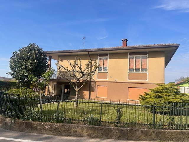 L'agenzia Iris è lieta di presentare una splendida casa singola in vendita, situata nella tranqui...