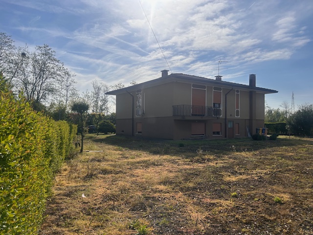 L'agenzia Iris è lieta di presentare una splendida casa singola in vendita, situata nella tranqui...