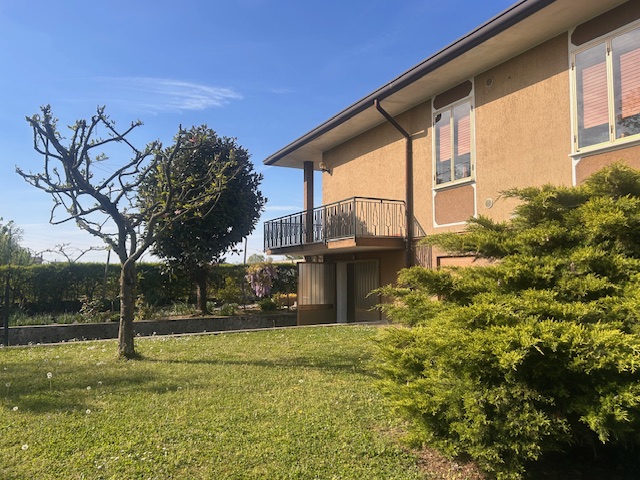 L'agenzia Iris è lieta di presentare una splendida casa singola in vendita, situata nella tranqui...