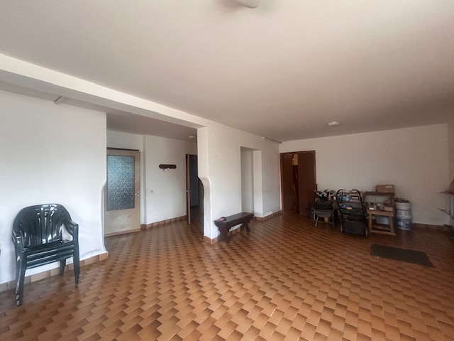 L'agenzia Iris è lieta di presentare una splendida casa singola in vendita, situata nella tranqui...