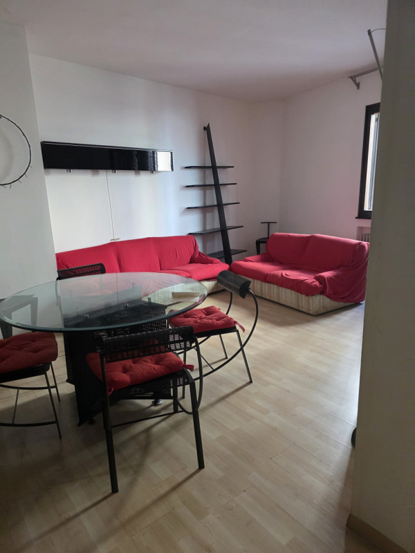 Scopri un'opportunità unica di vivere nel cuore pulsante del Centro Storico di Padova con questo ...