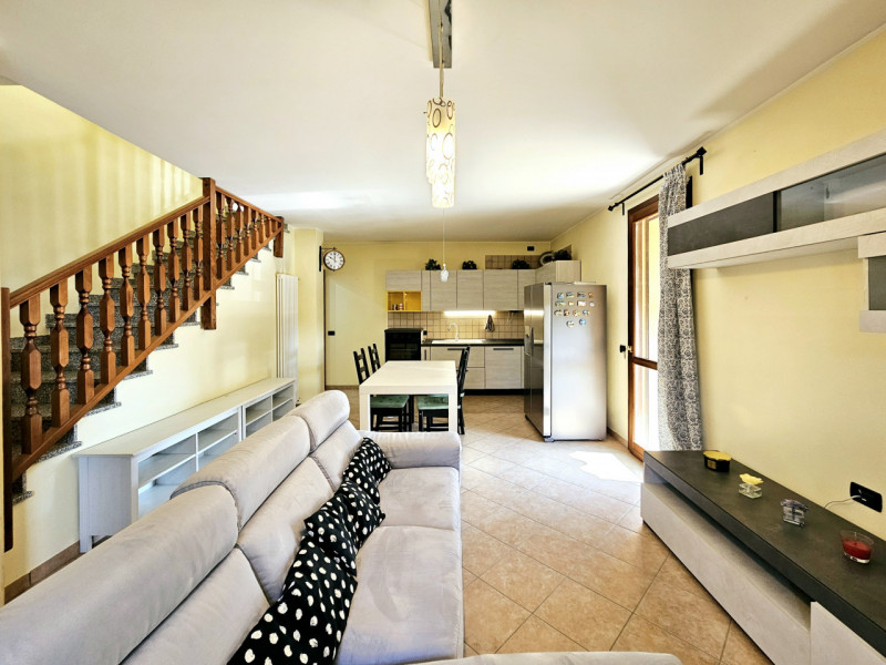 Proponiamo in vendita, in un bel quartiere residenziale a Villamarzana, splendida villetta a schi...