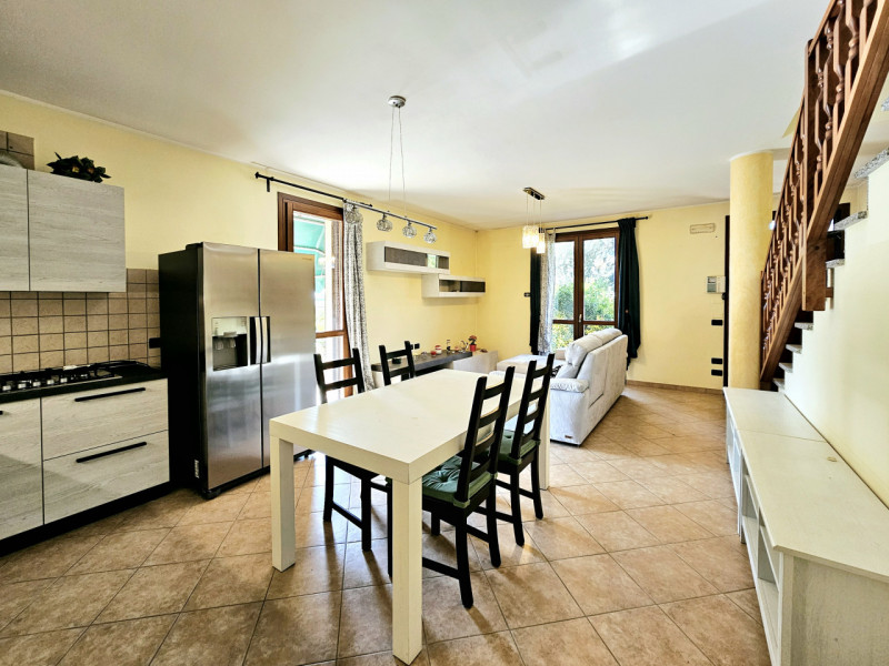 Proponiamo in vendita, in un bel quartiere residenziale a Villamarzana, splendida villetta a schi...