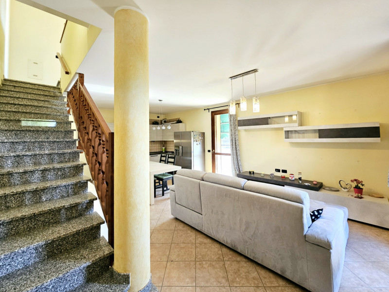 Proponiamo in vendita, in un bel quartiere residenziale a Villamarzana, splendida villetta a schi...