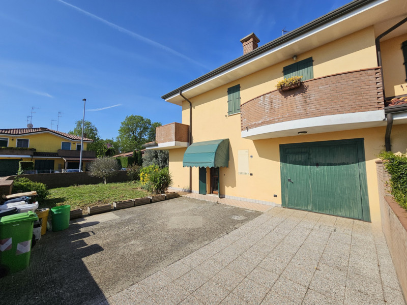 Proponiamo in vendita, in un bel quartiere residenziale a Villamarzana, splendida villetta a schi...