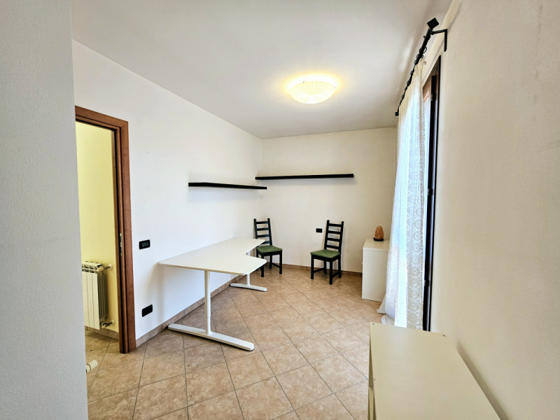 Proponiamo in vendita, in un bel quartiere residenziale a Villamarzana, splendida villetta a schi...