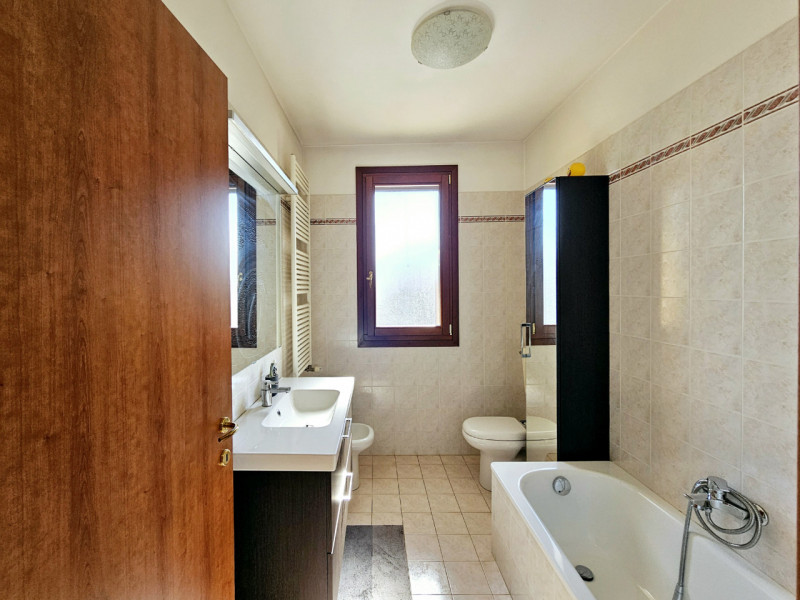 Proponiamo in vendita, in un bel quartiere residenziale a Villamarzana, splendida villetta a schi...