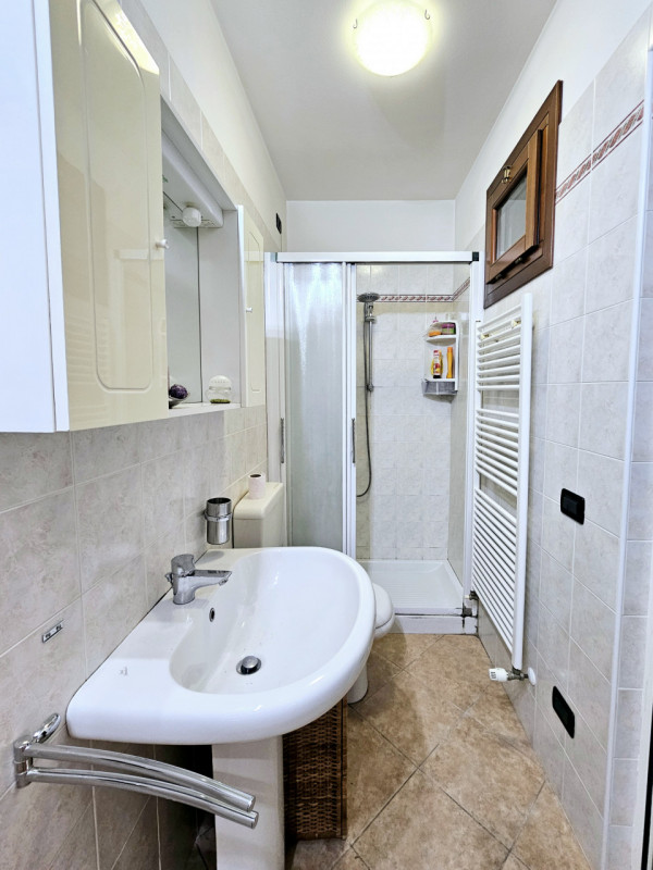 Proponiamo in vendita, in un bel quartiere residenziale a Villamarzana, splendida villetta a schi...