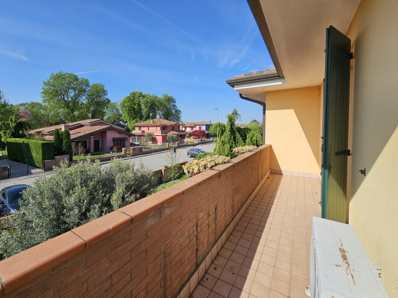 Proponiamo in vendita, in un bel quartiere residenziale a Villamarzana, splendida villetta a schi...