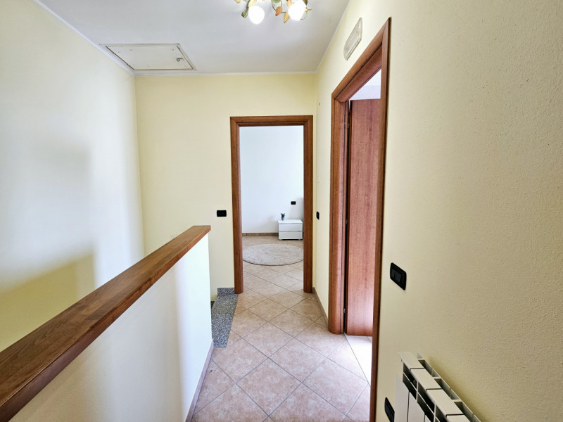 Proponiamo in vendita, in un bel quartiere residenziale a Villamarzana, splendida villetta a schi...