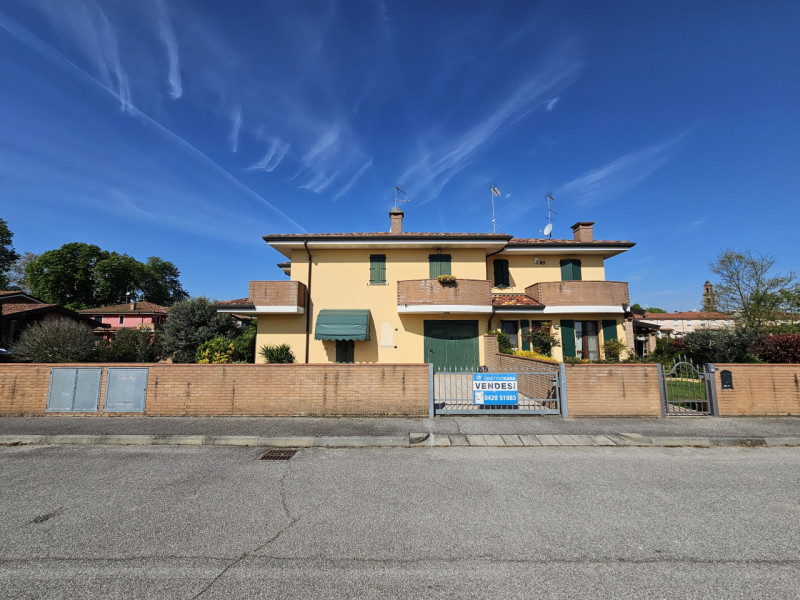 Proponiamo in vendita, in un bel quartiere residenziale a Villamarzana, splendida villetta a schi...