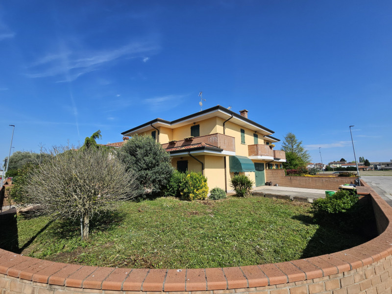 Proponiamo in vendita, in un bel quartiere residenziale a Villamarzana, splendida villetta a schi...