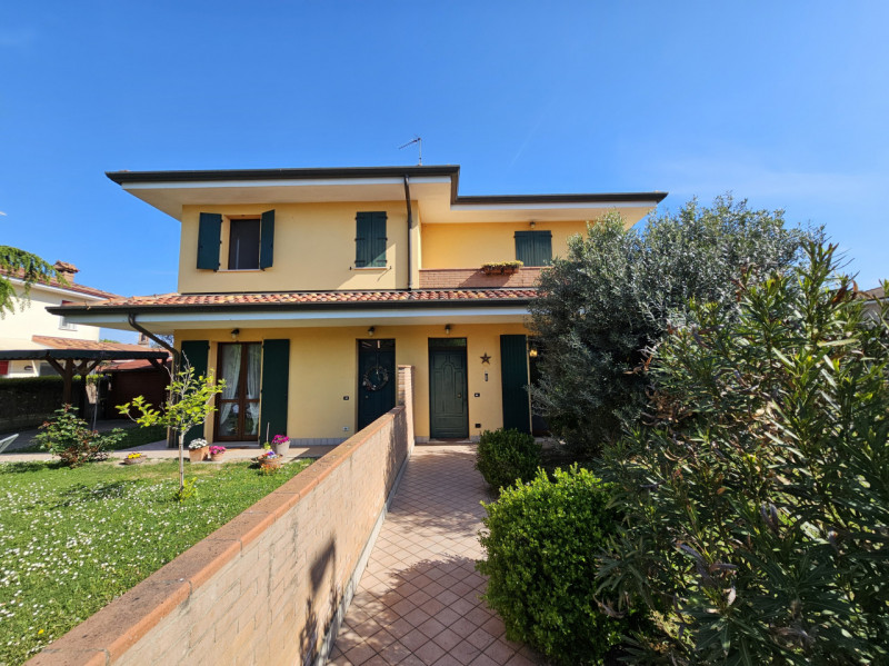 Proponiamo in vendita, in un bel quartiere residenziale a Villamarzana, splendida villetta a schi...