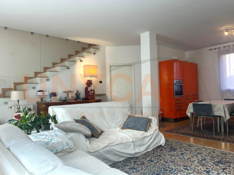 PADOVA - zona Chiesanuova: in una zona residenziale tranquilla e ben servita, proponiamo una trif...