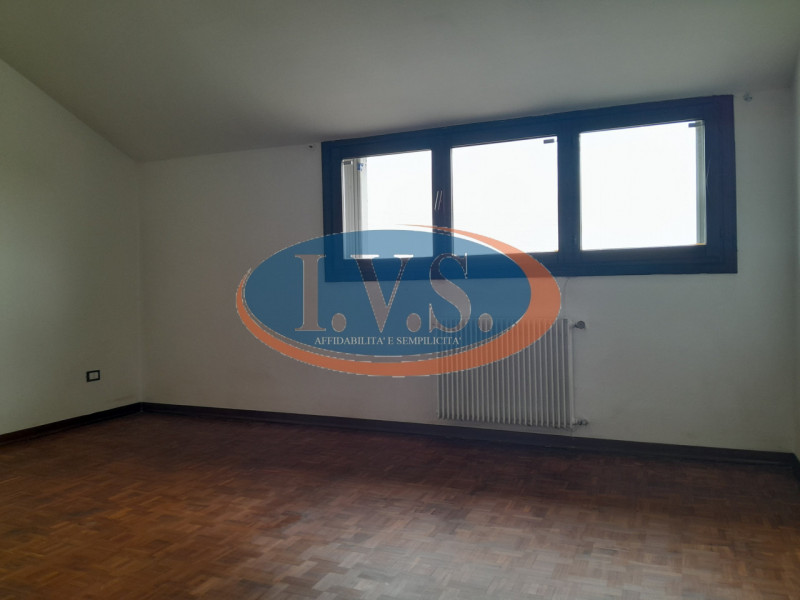 Spazi da sogno e luce naturale: il tuo tricamere indipendente a Montegaldella!
Cerchi una casa do...