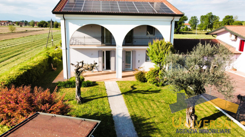 CAMPOSAMPIERO – Splendida villa singola, già predisposta per la divisione in due unità indipenden...