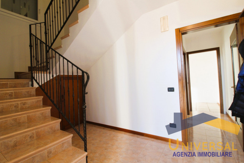 CAMPOSAMPIERO – Splendida villa singola, già predisposta per la divisione in due unità indipenden...