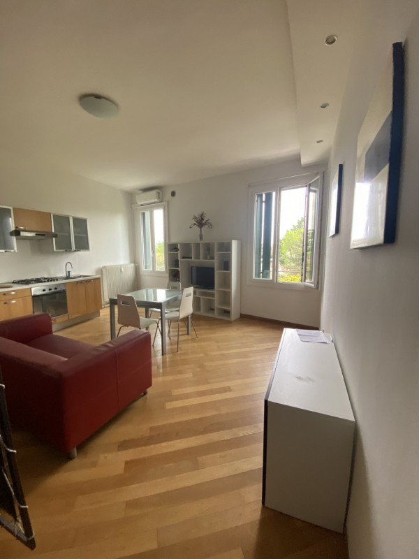 Centro zona Specola Riviere Monolocale ampio piano alto con ascensore ingressino ampio monolocale...