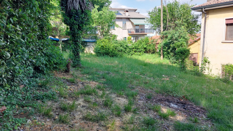 Longare, zona di via Colderuga, è in vendita una casa singola composta da due unità, una al piano...