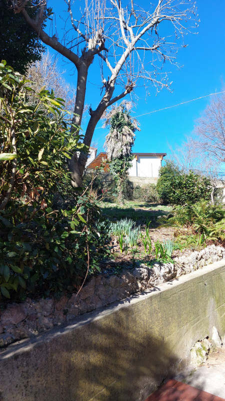 Longare, zona di via Colderuga, è in vendita una casa singola composta da due unità, una al piano...