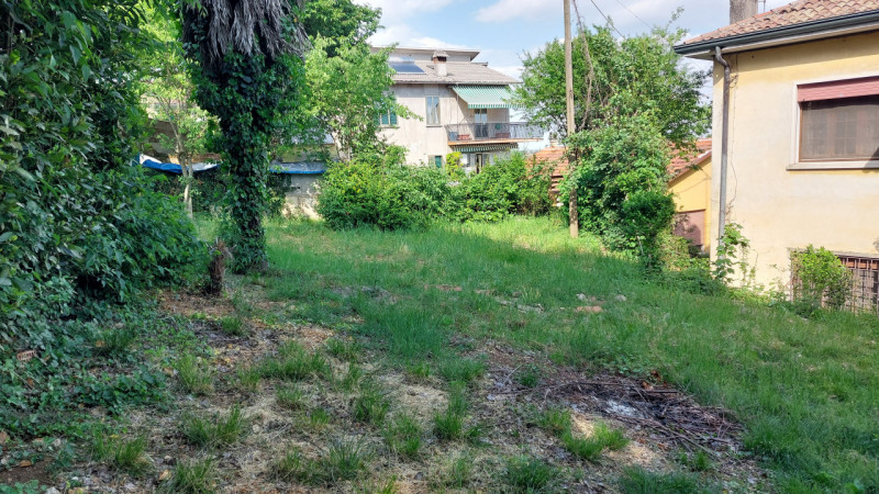 Longare, zona di via Colderuga, è in vendita una casa singola composta da due unità, una al piano...