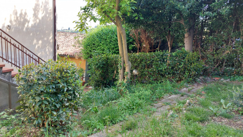 Longare, zona di via Colderuga, è in vendita una casa singola composta da due unità, una al piano...