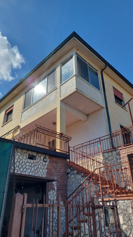 Longare, zona di via Colderuga, è in vendita una casa singola composta da due unità, una al piano...