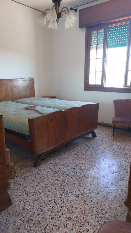 Longare, zona di via Colderuga, è in vendita una casa singola composta da due unità, una al piano...