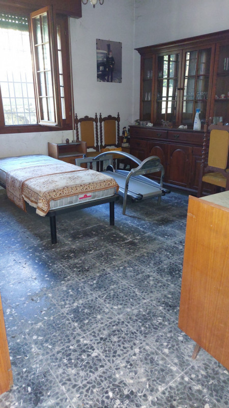 Longare, zona di via Colderuga, è in vendita una casa singola composta da due unità, una al piano...