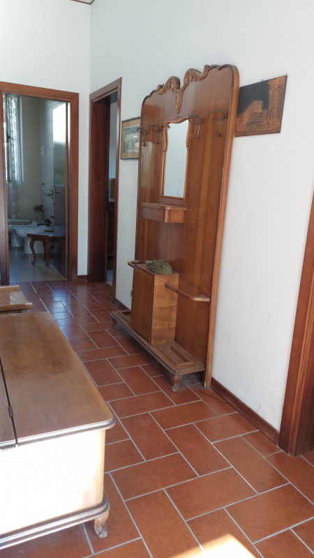 Longare, zona di via Colderuga, è in vendita una casa singola composta da due unità, una al piano...