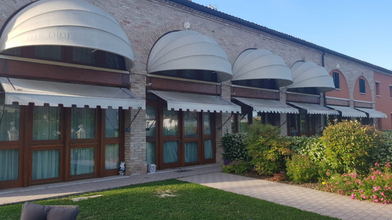 Scopri questa affascinante porzione d’angolo di villa a schiera nel cuore di Vigonza, una soluzio...